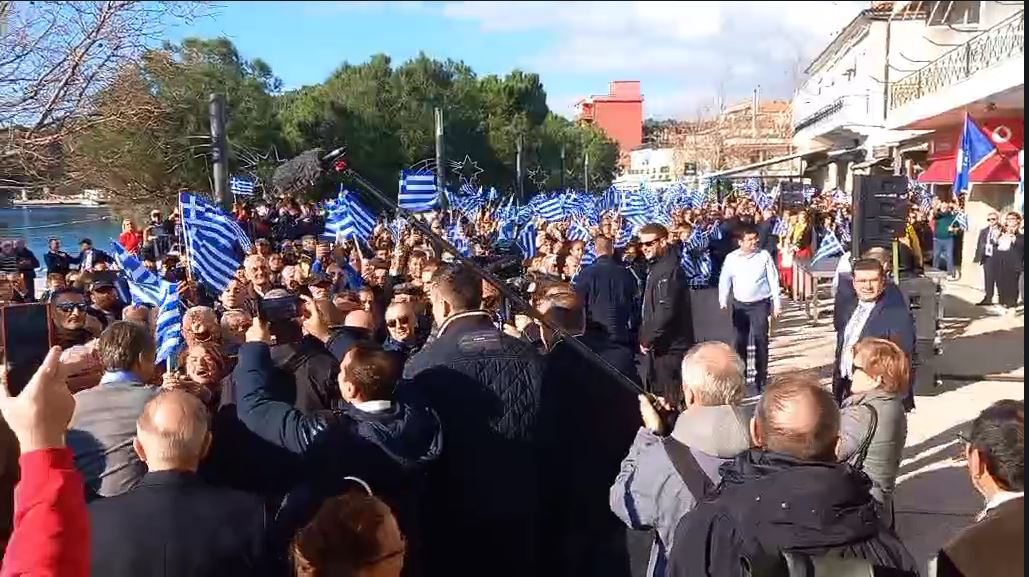 Θερμή υποδοχή Μητσοτάκη στη Χειμάρρα (VIDEO)