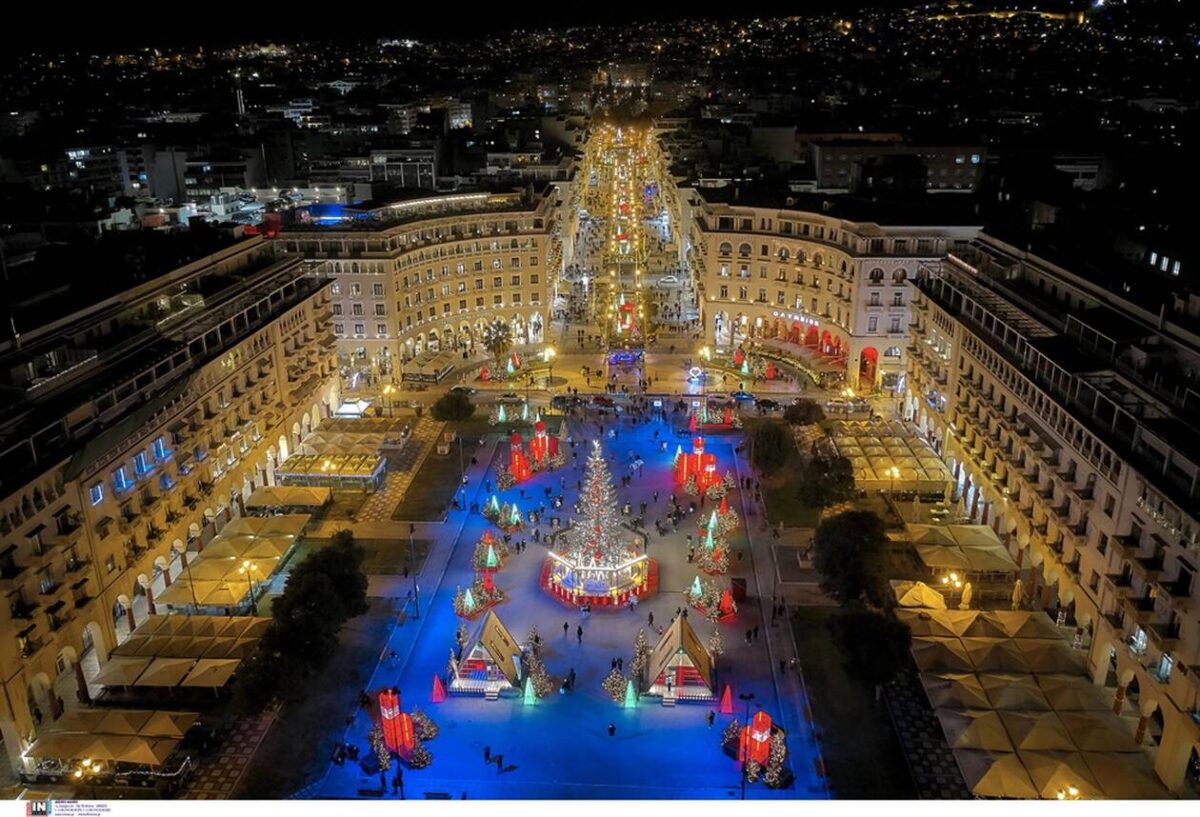 Πληθος κόσμου στην πλατεία Αριστοτέλους για τη φωταγώγηση του δέντρου (VIDEO +PHOTOS)