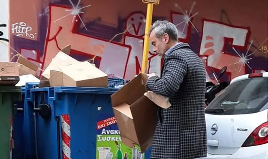 Θεσσαλονίκη: Ο δήμαρχος Κ. Ζέρβας δίπλωσε ανακυκλώσιμα για να… χωρέσουν σε κάδους! (Photos)