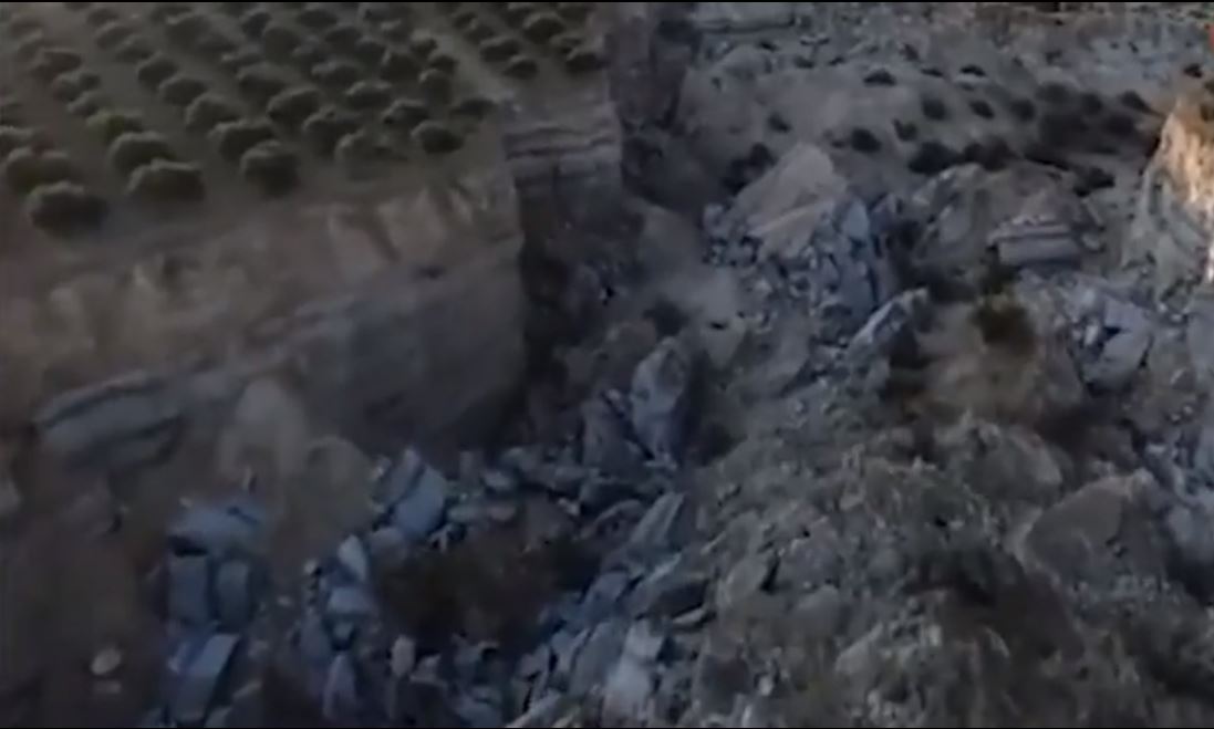 Φαράγγι δημιούργησε ο σεισμός! VIDEO