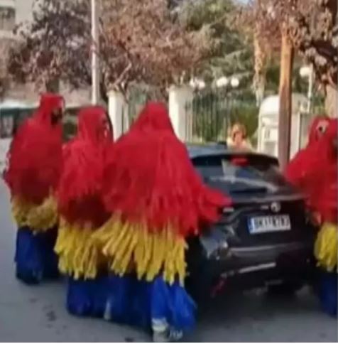 Ντύθηκαν βούρτσες- ‘Έπλεναν’ αυτοκίνητα στο δρόμο