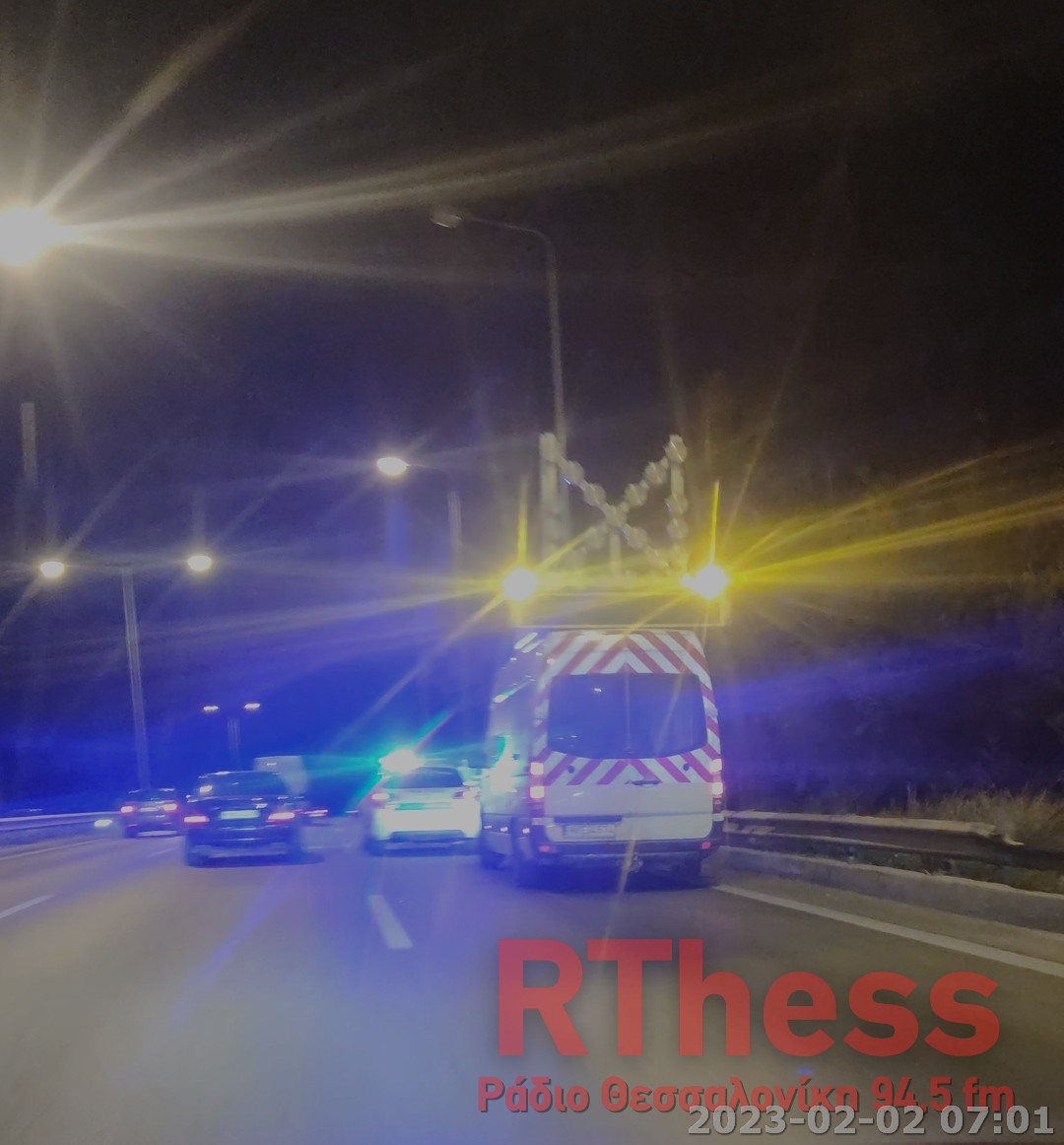 Ασθενοφόρο σε ακινητοποιημένο όχημα (VIDEO)