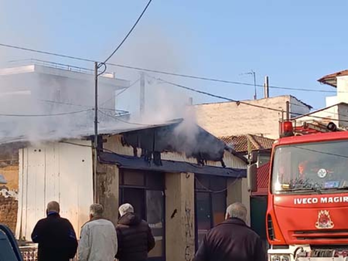 Φωτιά σε αποθήκη στο κέντρο του Λαγκαδά