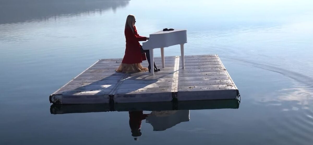 Καστοριά: Η Έλενα Ξυδιά παίζει πιάνο στη μέση της λίμνης (Video)