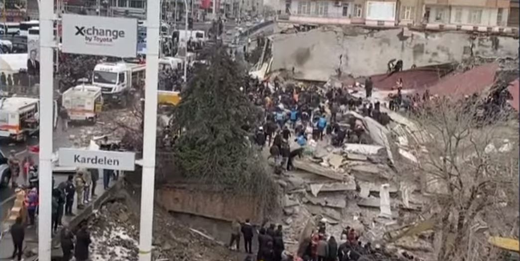 Δείτε live εικόνα από τον καταστροφικό σεισμό στην Τουρκία