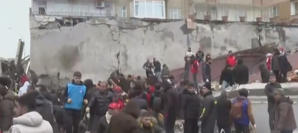 Τουρκία: «Ο σεισμός κράτησε 1,5 λεπτό – Δεν τολμάω να πάω σπίτι μου» (Video)