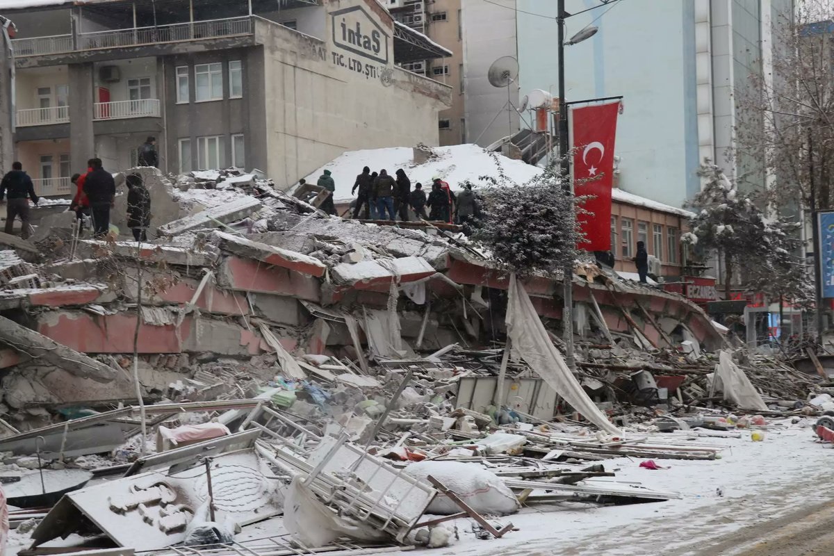 Σοκάρει η μαρτυρία Έλληνα στο Ισκεντερούν: «Έπεσαν ολόκληρα κτίρια πάνω στο δικό μας» (Video)
