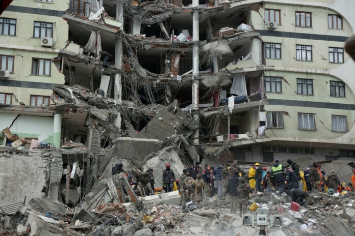Ερντογάν: Θα λογοδοτήσουν όσοι ευθύνονται για τους νεκρούς των σεισμών