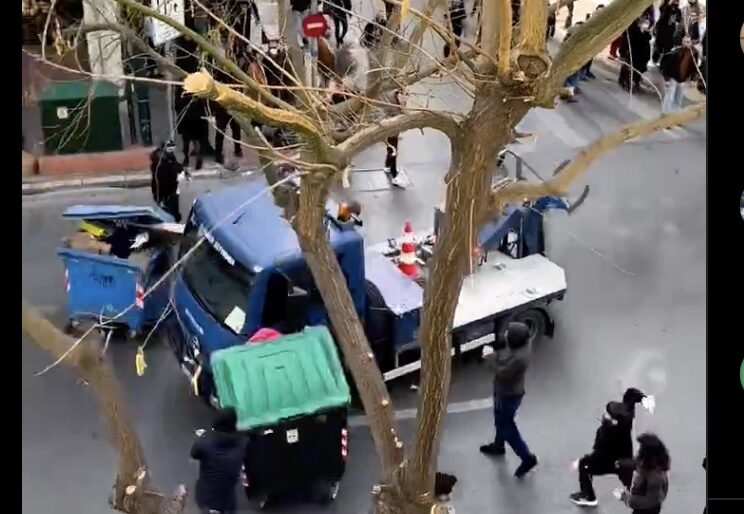 Αδιανόητο: Γερανός της αστυνομίας παραλίγο να πατήσει κόσμο στην Αθήνα! (Video)