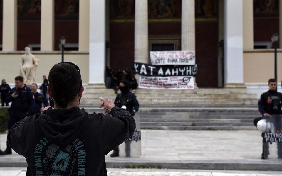 Εκκενώθηκε η κατάληψη του ΕΚΠΑ (VIDEO)