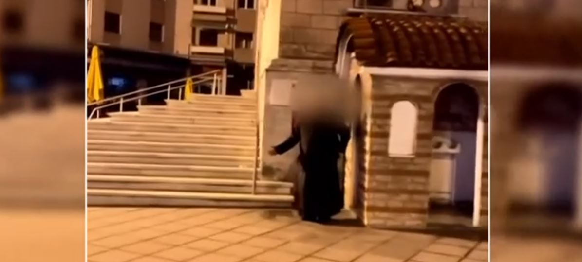 Θεσσαλονίκη: Ρασοφόρος βρίζει περαστικούς έξω από εκκλησία (Video)