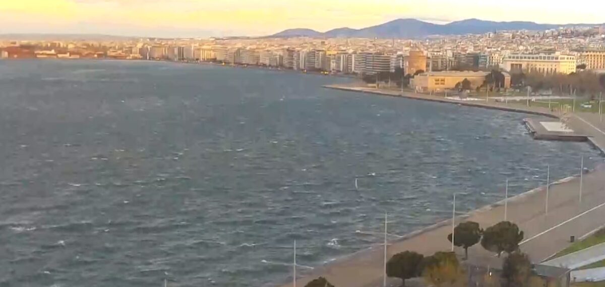 Θυελλώδεις άνεμοι στην Θεσσαλονίκη – Δείτε live εικόνα