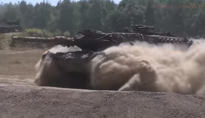 10 νέα άρματα μάχης Leopard 2 παρέδωσε η Πολωνία στην Ουκρανία