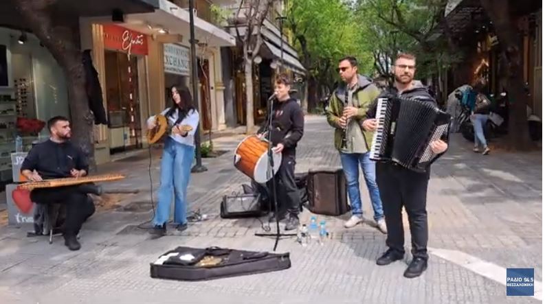 Παραδοσιακά τραγούδια από νέους στο κέντρο της Θεσσαλονίκης (VIDEO)