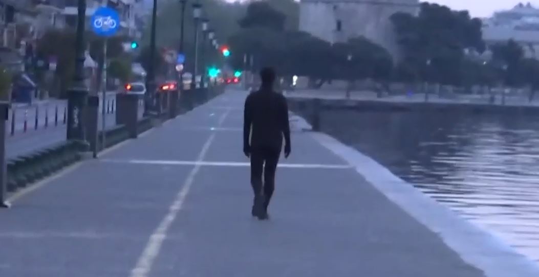 Ο «άνθρωπος-σκιά» που κυκλοφορεί στη Θεσσαλονίκη (Video)