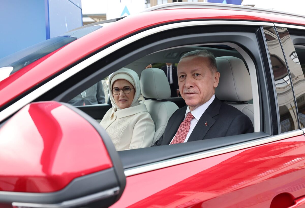 Τουρκία: Το πρώτο ηλεκτρικό αυτοκίνητο παραδόθηκε στον Ερντογάν (Video)