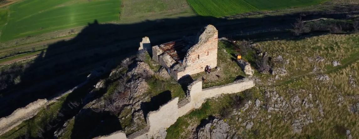 Ταξιδεύουμε στο Βυζαντινό κάστρο Παλαιού Γυναικόκαστρου (Drone Video)