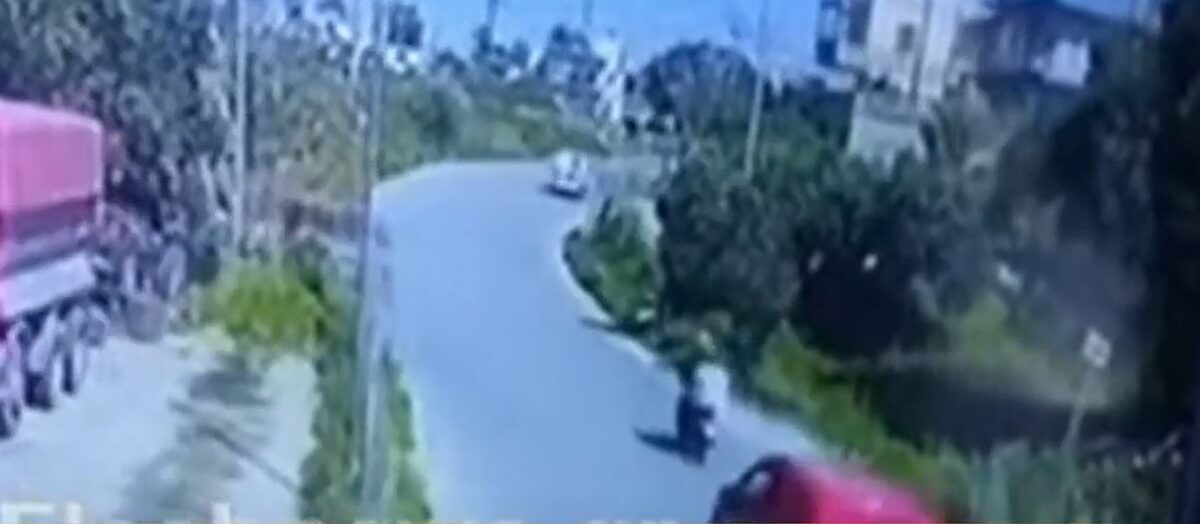 Χανιά: Κάμερα κατέγραψε την σοκαριστική παράσυρση διανομέα απο αυτοκίνητο (Video)