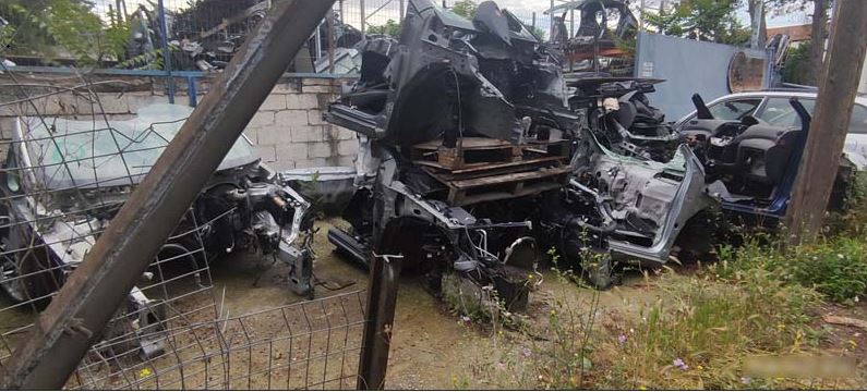 Γέμισαν δημόσιο χώρο με ανταλλακτικά αυτοκινήτων (ΦΩΤΟ)