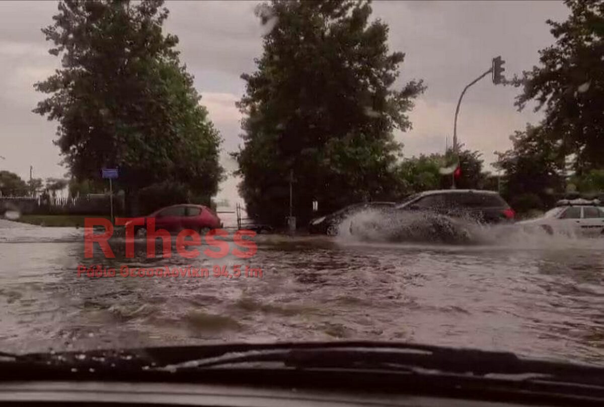 “Ποτάμια” έγιναν περιοχές της Θεσσαλονίκης λόγω έντονης βροχόπτωσης (VIDEO + PHOTO)
