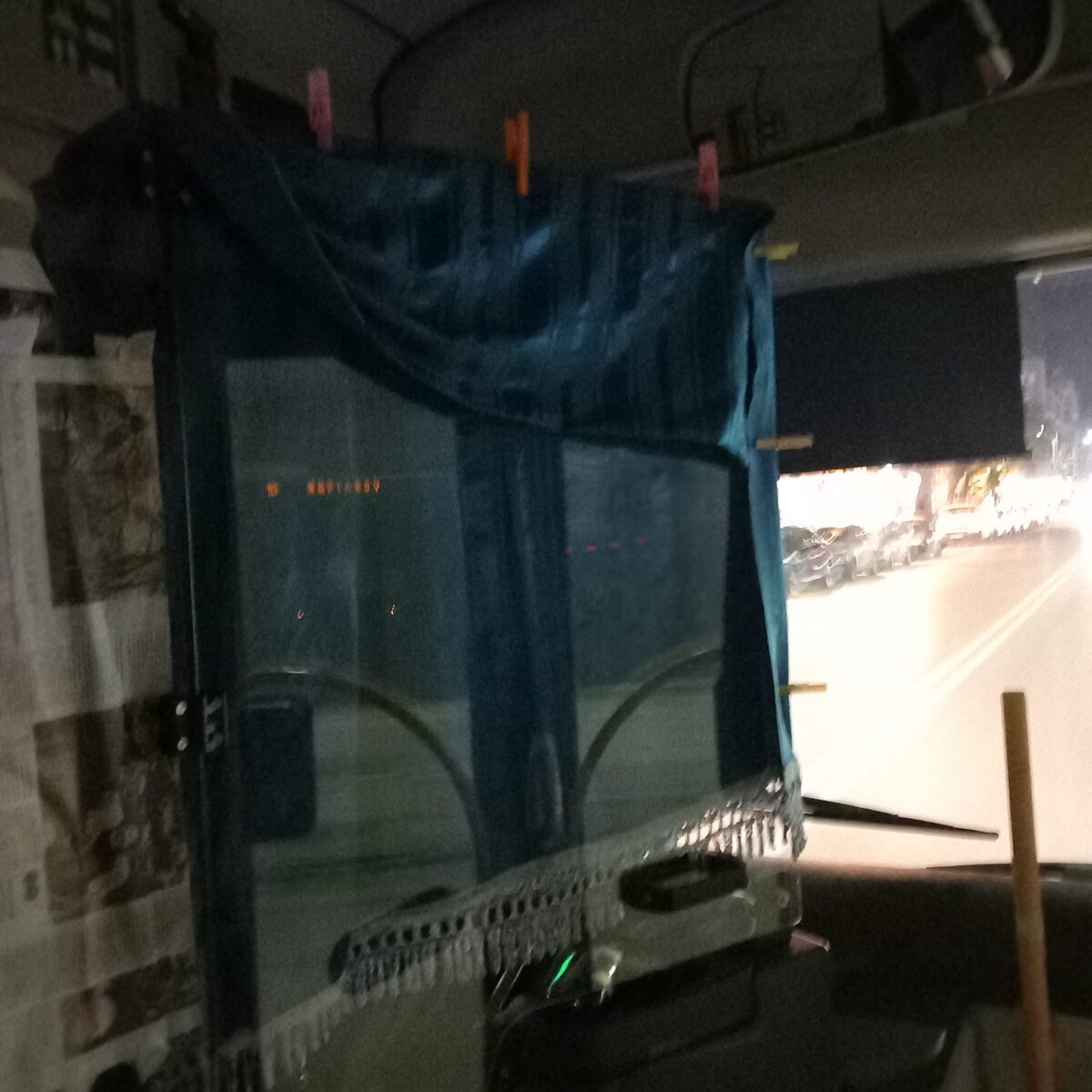 Θεσσαλονίκη: Απίστευτη πατέντα από οδηγό αστικού – Έβαλε κουρτίνα με μανταλάκια μέσα στο λεωφορείο! (Photo)