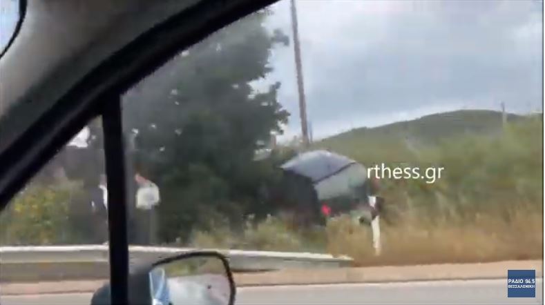 Αυτοκίνητο “καβάλησε” το ανάχωμα στην Περιφερειακή (VIDEO)