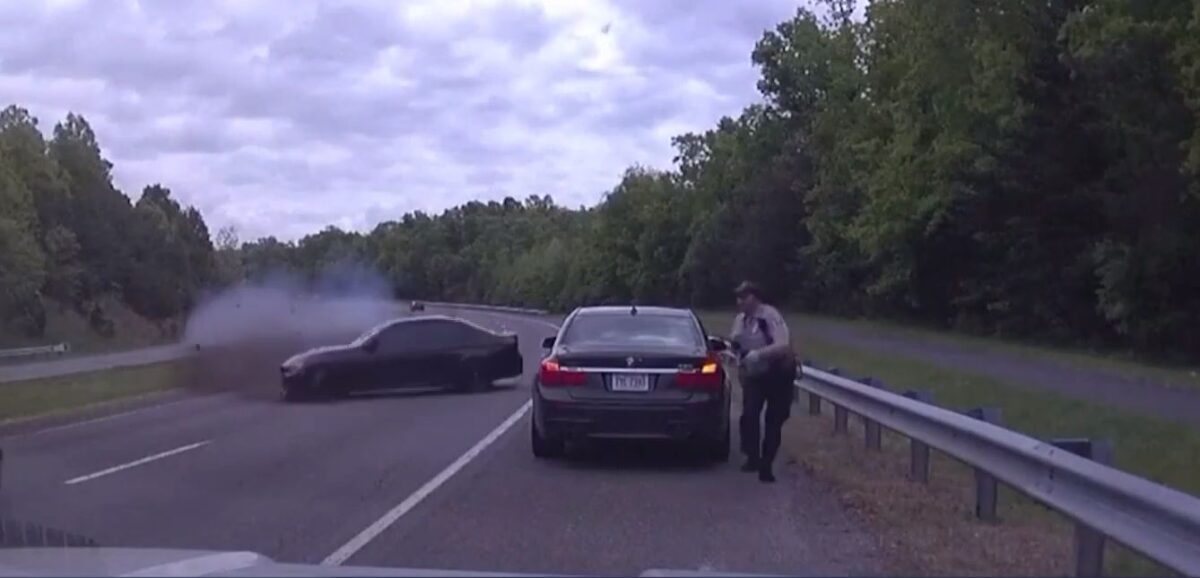 Απίστευτο τροχαίο on camera: Αυτοκίνητο κατέληξε πάνω σε αστυνομικό (Video)