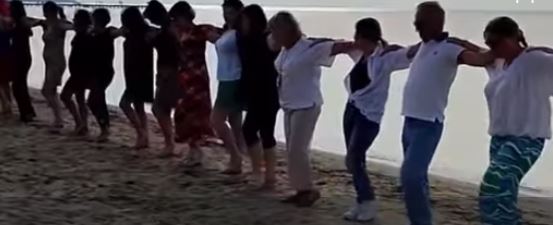 Τούρκοι χόρεψαν Ζορμπά στην παραλία της Περαίας (ΒΙΝΤΕΟ)