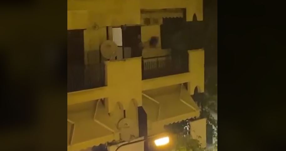 Θεσσαλονίκη: Άνδρας σε αμόκ! Πέταξε μέχρι και τηλεόραση από το μπαλκόνι (Video)