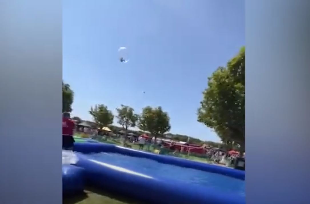 Ο αέρας σήκωσε φουσκωτή μπάλα με έναν 9χρονο μέσα (VIDEO)