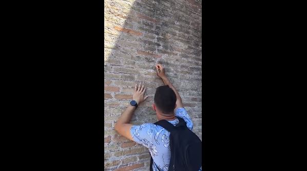 Τουρίστας χάραξε ονόματα στο Κολοσσαίο (VIDEO)