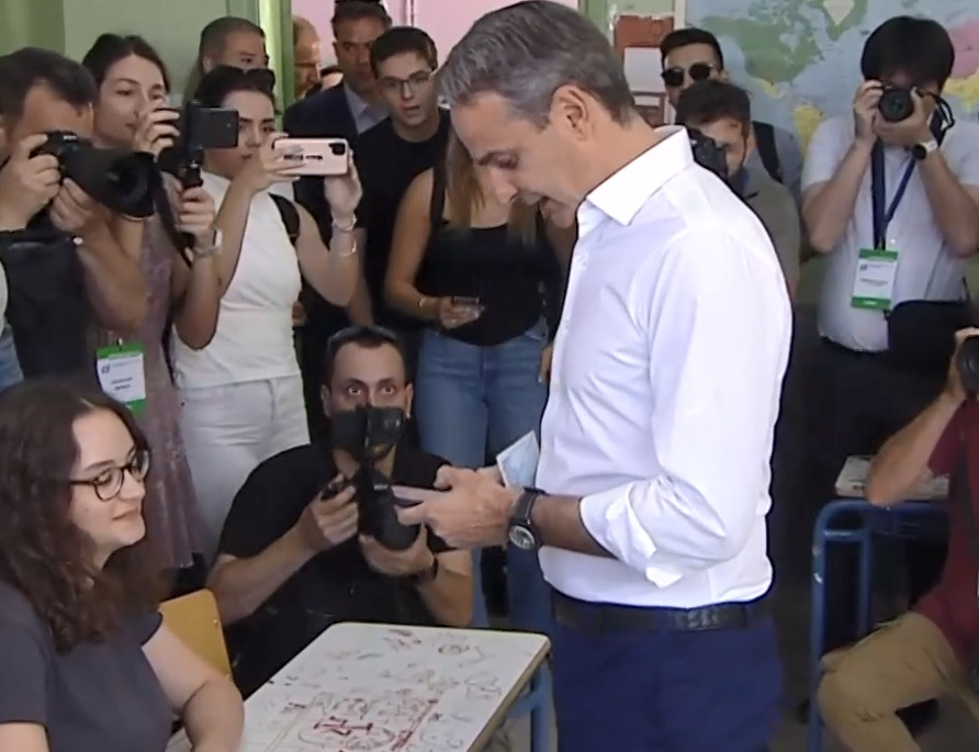 Με ηλεκτρονική ταυτότητα ψήφισε ο Κυριάκος Μητσοτάκης (ΒΙΝΤΕΟ)