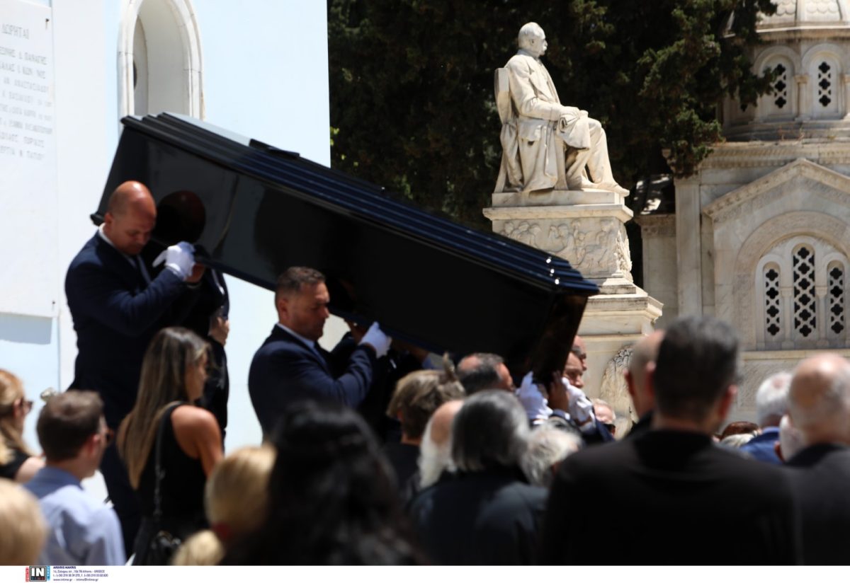 Νόνικα Γαληνέα: Το τελευταίο «αντίο» στην μεγάλη κυρία του θεάτρου (Video)