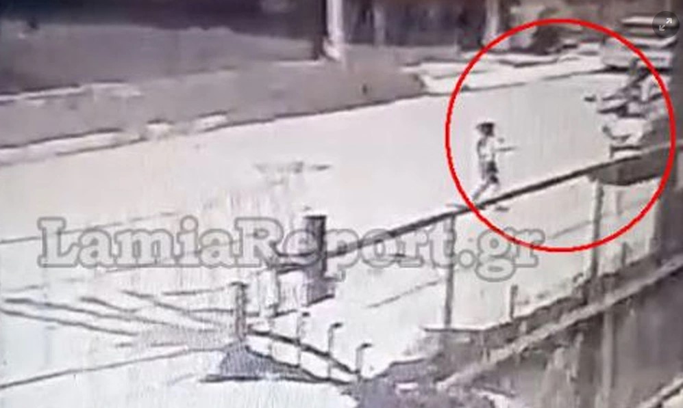 Παγκράτι Λαμίας: Μηχανή παρασύρει παιδάκι, ο οδηγός το κλωτσάει και το εγκαταλείπει αιμόφυρτο (Video)