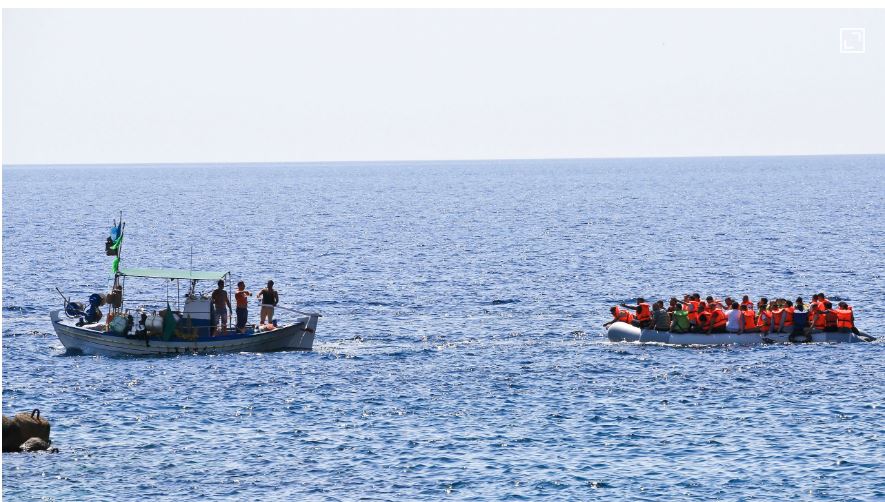 Διασώθηκαν 63 μετανάστες που επέβαιναν σε ακυβέρνητο σκάφος στο Ταίναρο