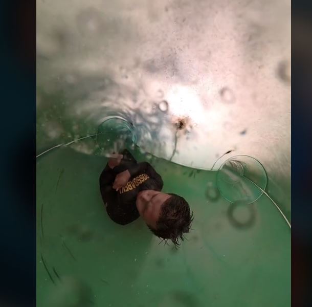 Viral: Εγκλωβίστηκε σε νεροτσουλήθρα (VIDEO)