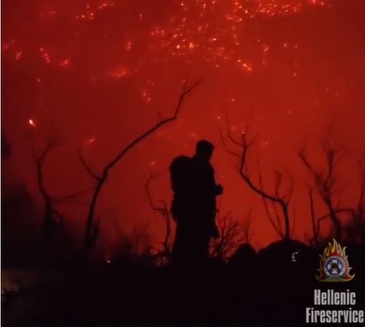 “Συνεχίζουμε”- Η μάχη των πυροσβεστών σε ένα βίντεο