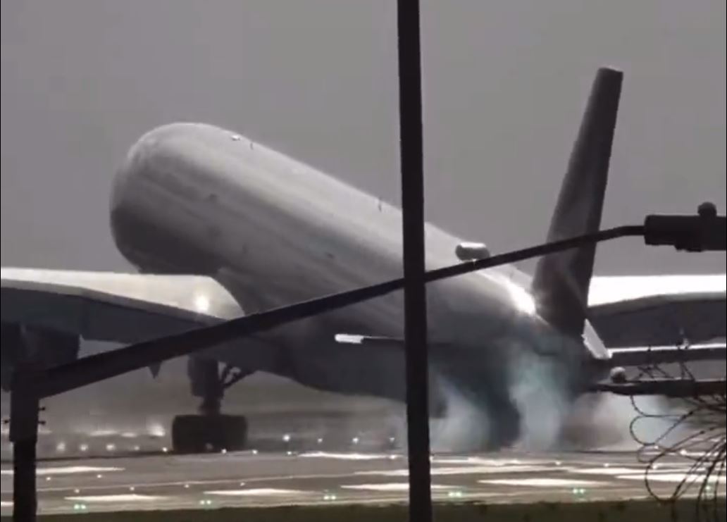 Τρομακτική προσγείωση αεροπλάνου στο Χίθροου (Video)