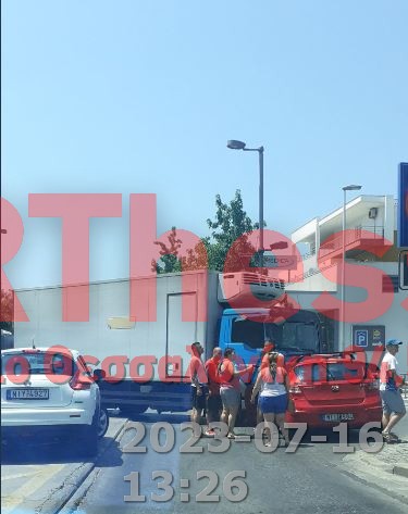 Σύγκρουση φορτηγού με ΙΧ στη Σταυρούπολη (ΦΩΤΟ)