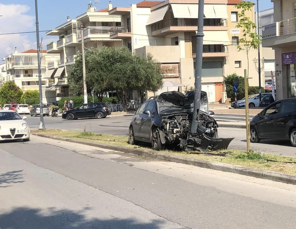 Αυτοκίνητο καρφώθηκε σε κολώνα στην Θεσσαλονίκη (Photos)