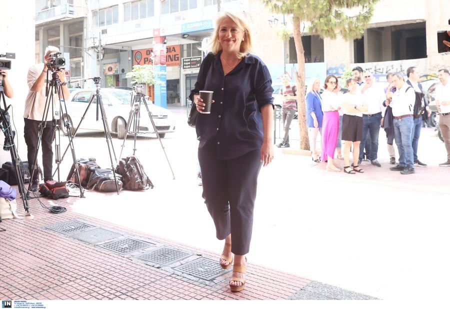 Παραιτείται από τη βουλευτική ασυλία η Ρένα Δούρου