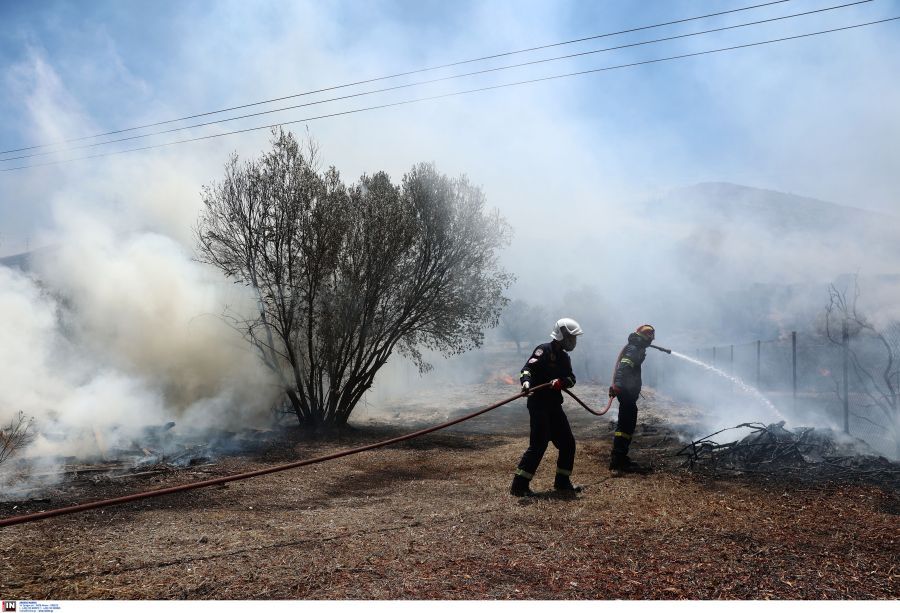 Ανεξέλεγκτη η φωτιά στον Κουβαρά εκκενώθηκαν πέντε περιοχές