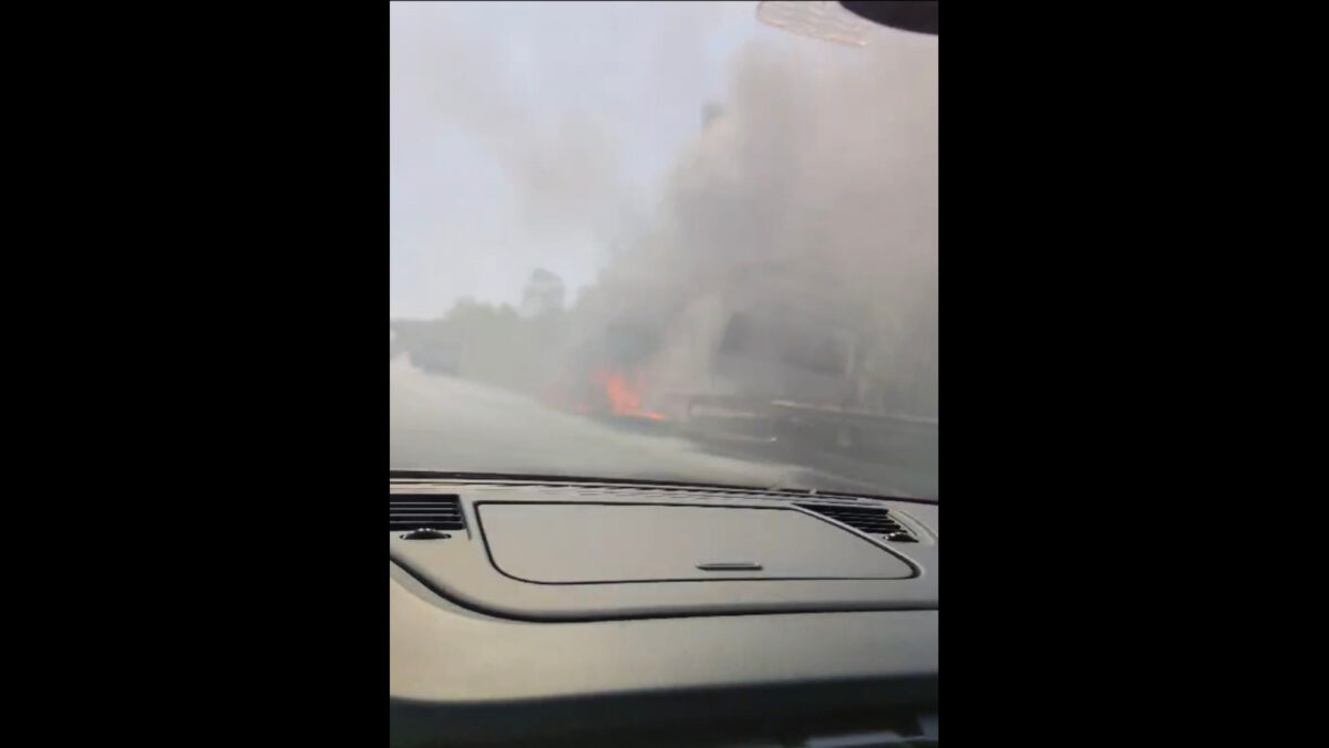 Καίγεται όχημα στην Σερρών- Θεσσαλονίκης (ΒΙΝΤΕΟ)