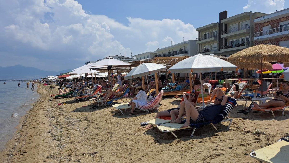 Το αδιαχώρητο στην παραλία της Περαίας- Μέχρι την θάλασσα οι ξαπλώστρες (ΦΩΤΟ + VIDEO)