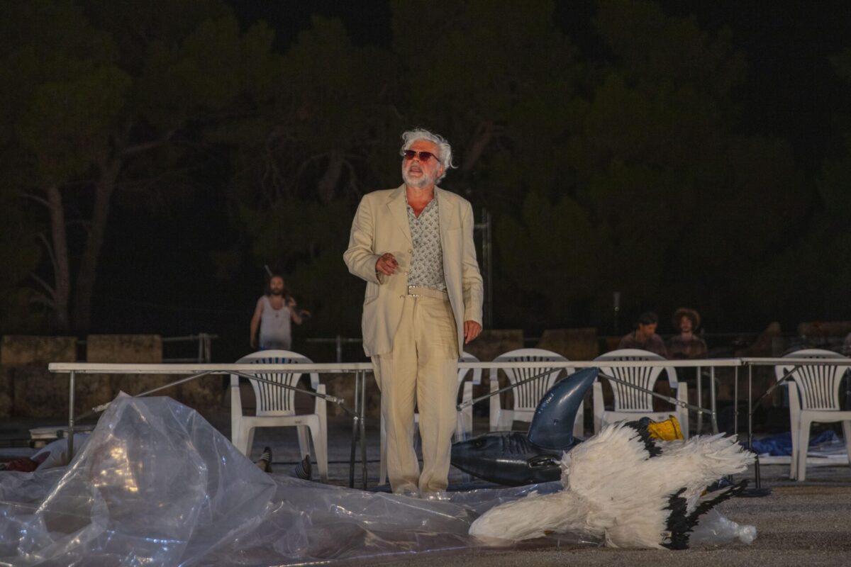 Ο Νίκος Καραθάνος για την παράσταση Σφήκες του Αριστοφάνη στο Θέατρο Δάσους (AUDIO)
