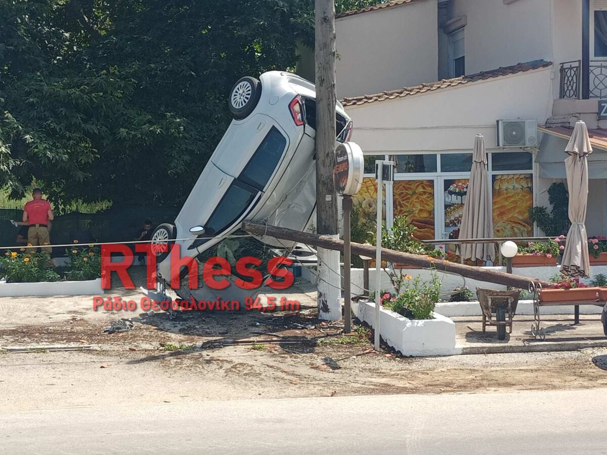 Αυτοκίνητο καρφώθηκε σε κολώνα και βρέθηκε κάθετα! (Photo)