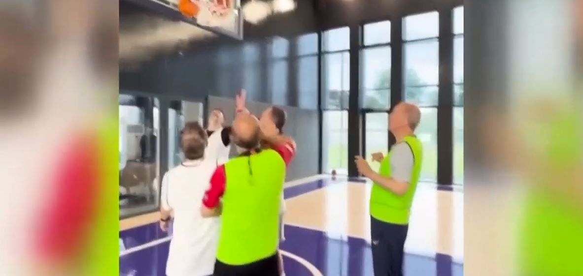 Μπάσκετ με τους βουλευτές του κόμματός του έπαιξε ο Ερντογάν (Video)