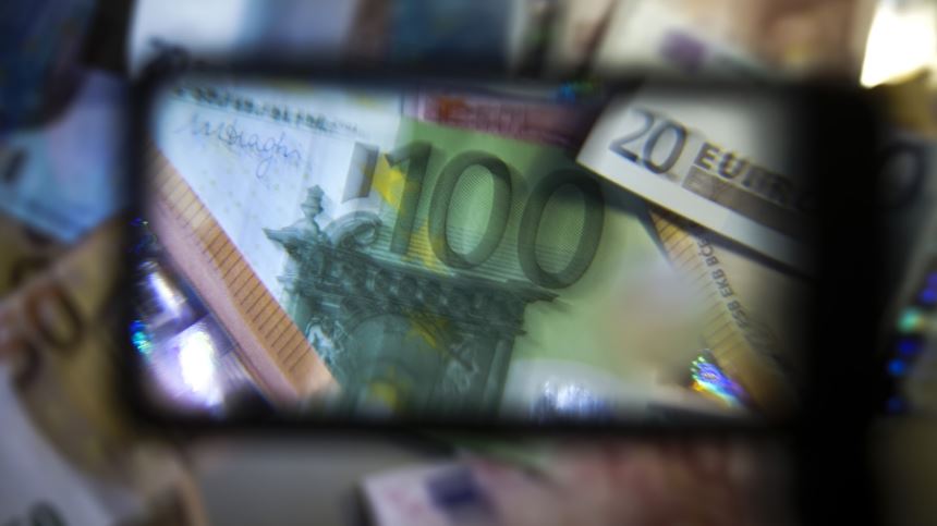 Αυξήσεις 70 ευρώ στους μισθούς των δημοσίων υπαλλήλων