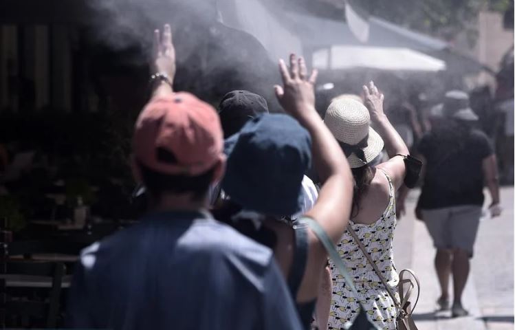 Στο σπίτι μικρά παιδιά και ηλικιωμένοι τις θερμές ώρες της ημέρας