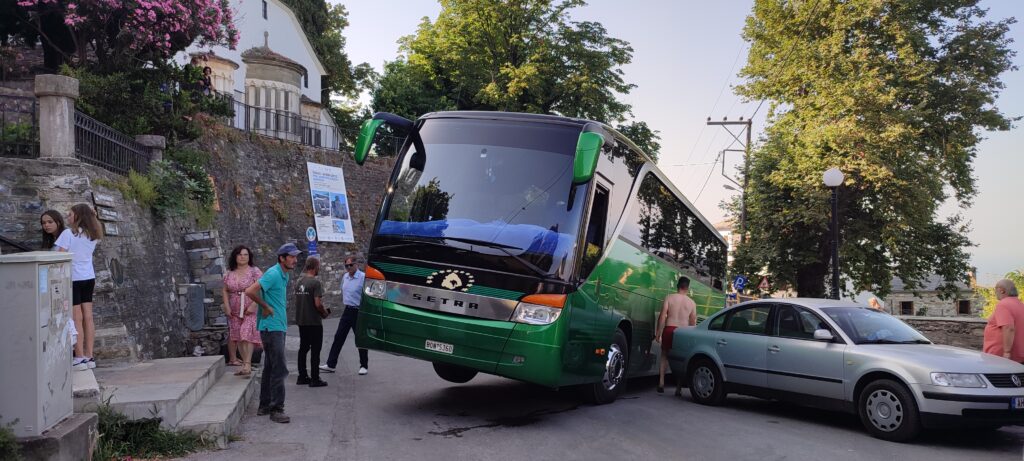 «Στον αέρα» λεωφορείο του ΚΤΕΛ στο Πήλιο (Photos)